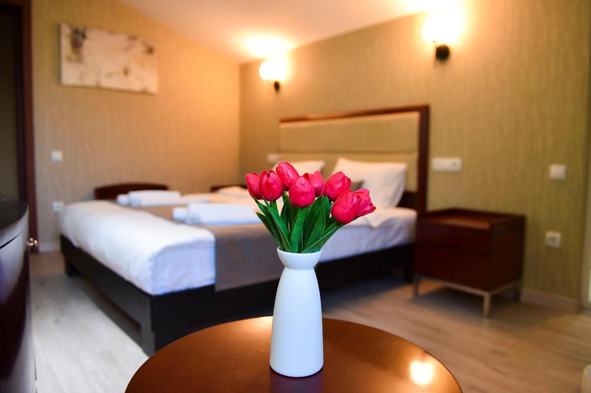 Kraveli Hotel Tbilisi Ngoại thất bức ảnh