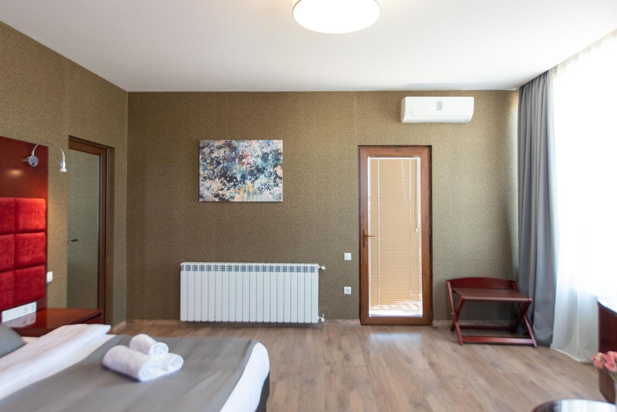 Kraveli Hotel Tbilisi Ngoại thất bức ảnh