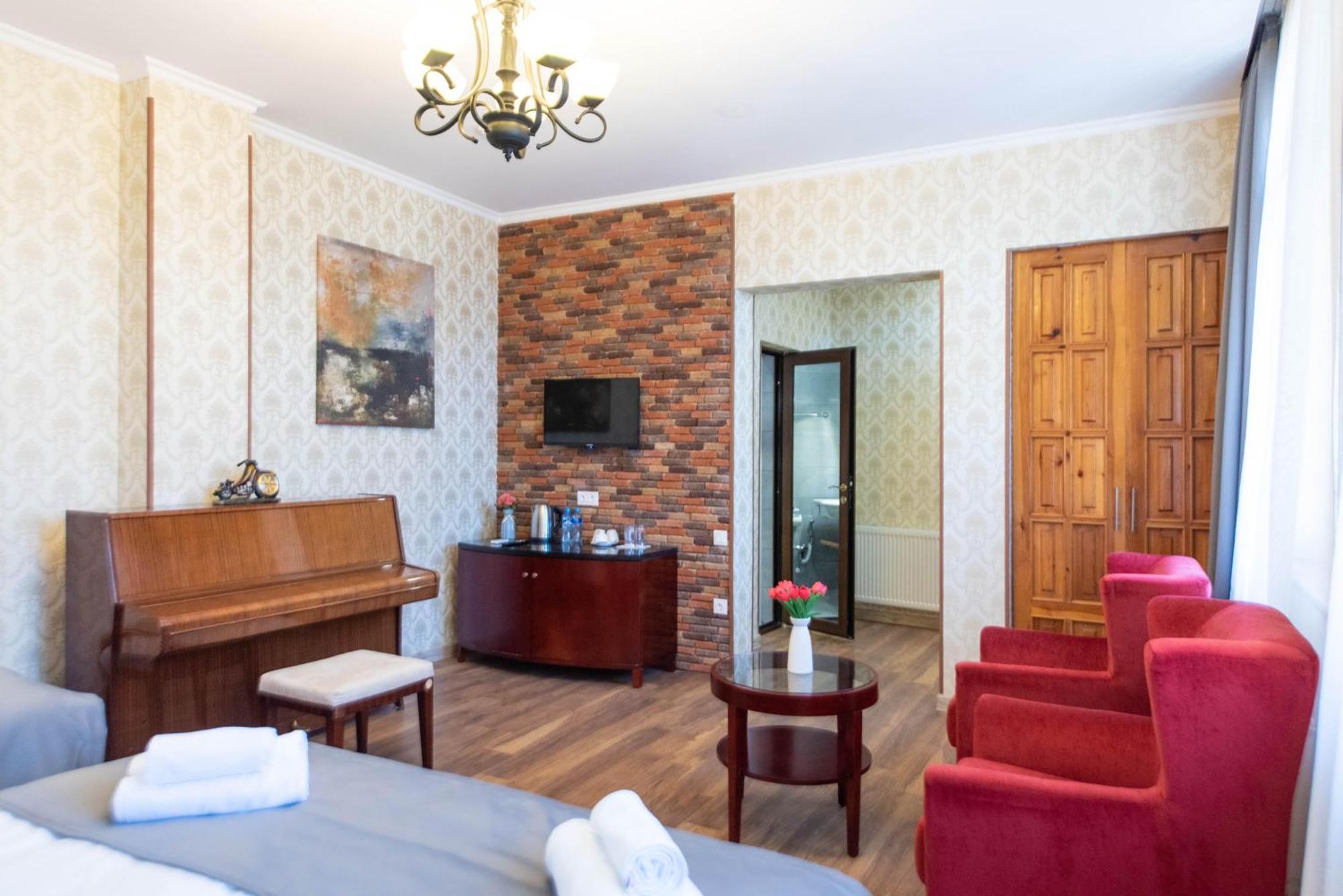 Kraveli Hotel Tbilisi Ngoại thất bức ảnh