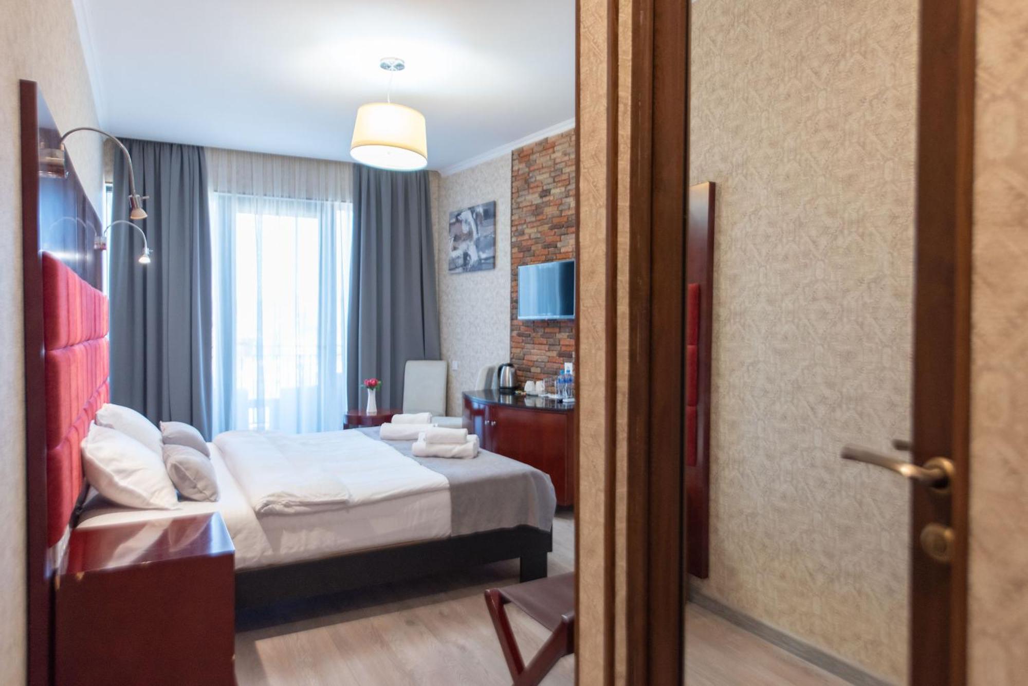 Kraveli Hotel Tbilisi Ngoại thất bức ảnh