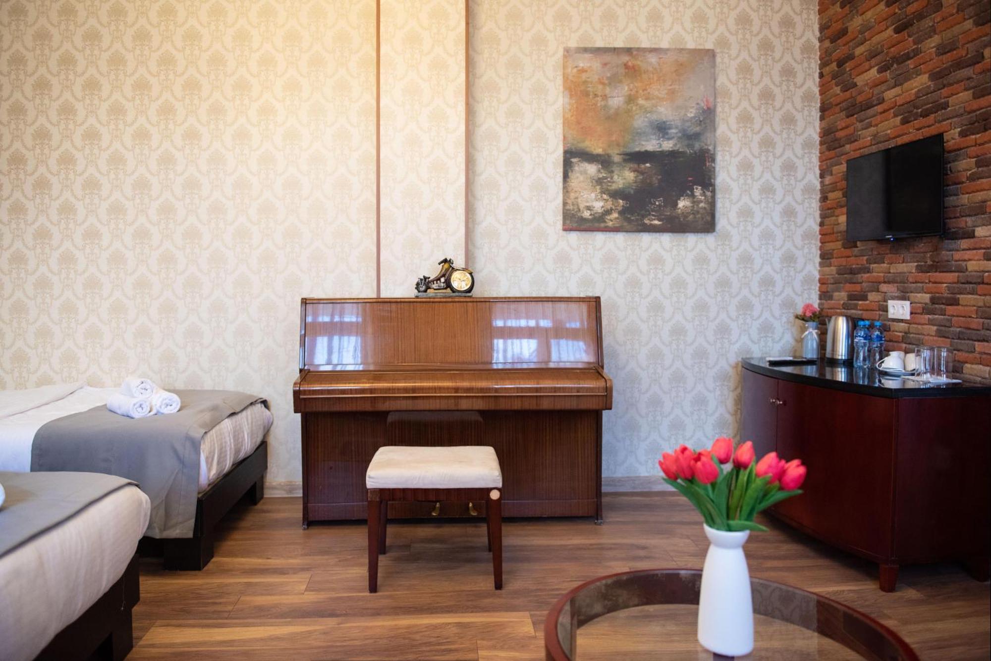 Kraveli Hotel Tbilisi Ngoại thất bức ảnh