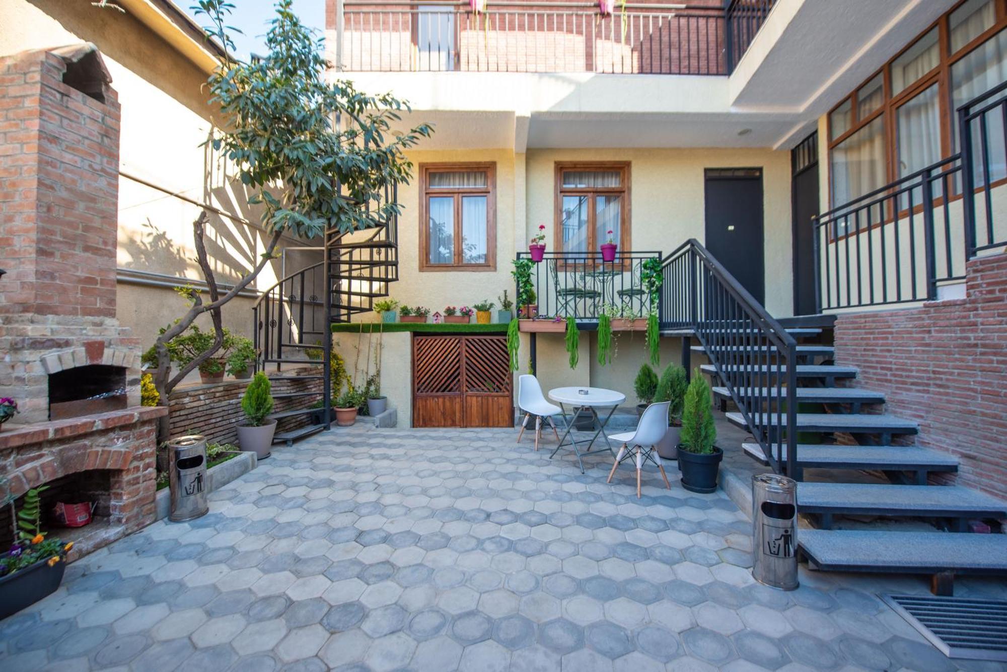 Kraveli Hotel Tbilisi Ngoại thất bức ảnh