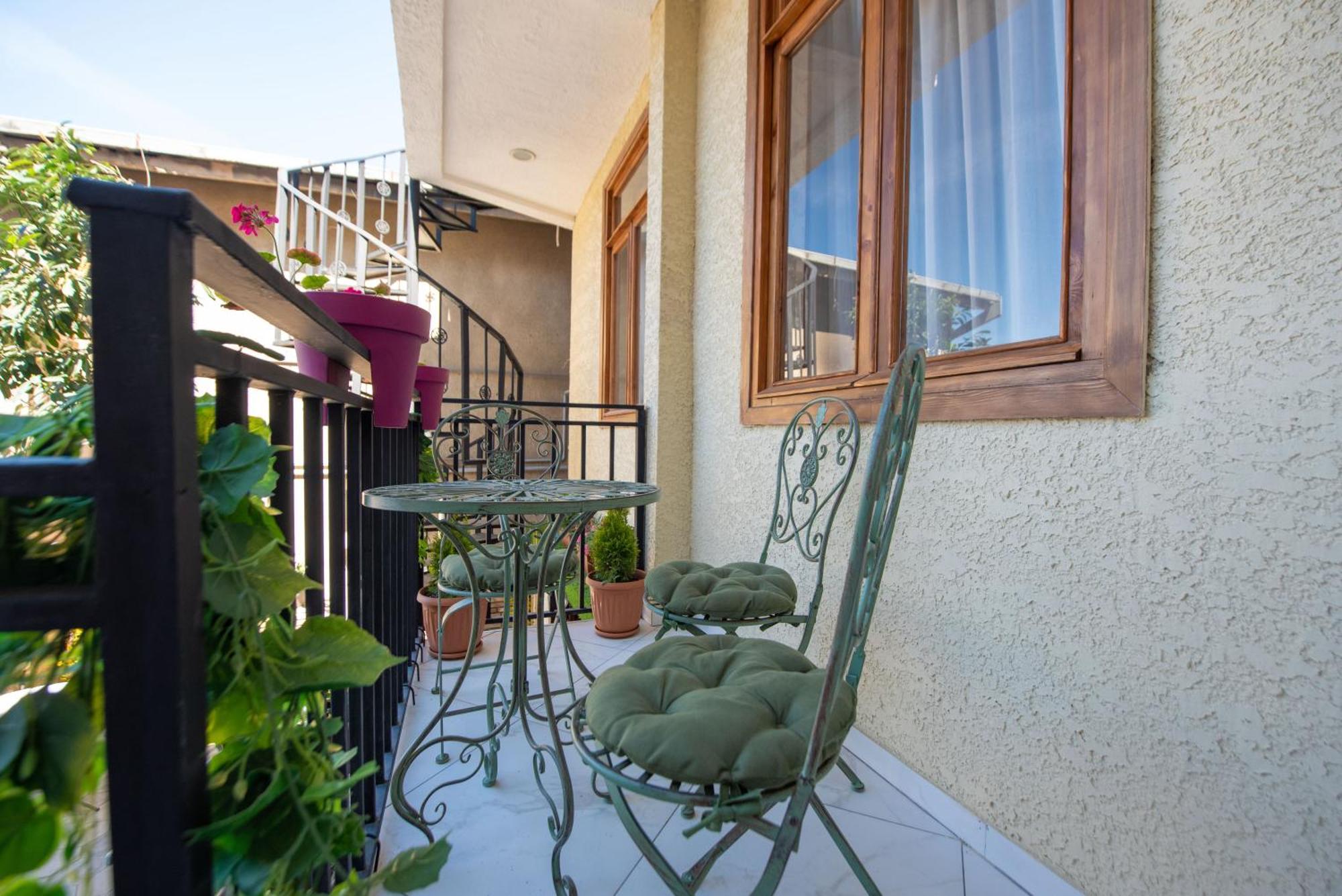 Kraveli Hotel Tbilisi Ngoại thất bức ảnh
