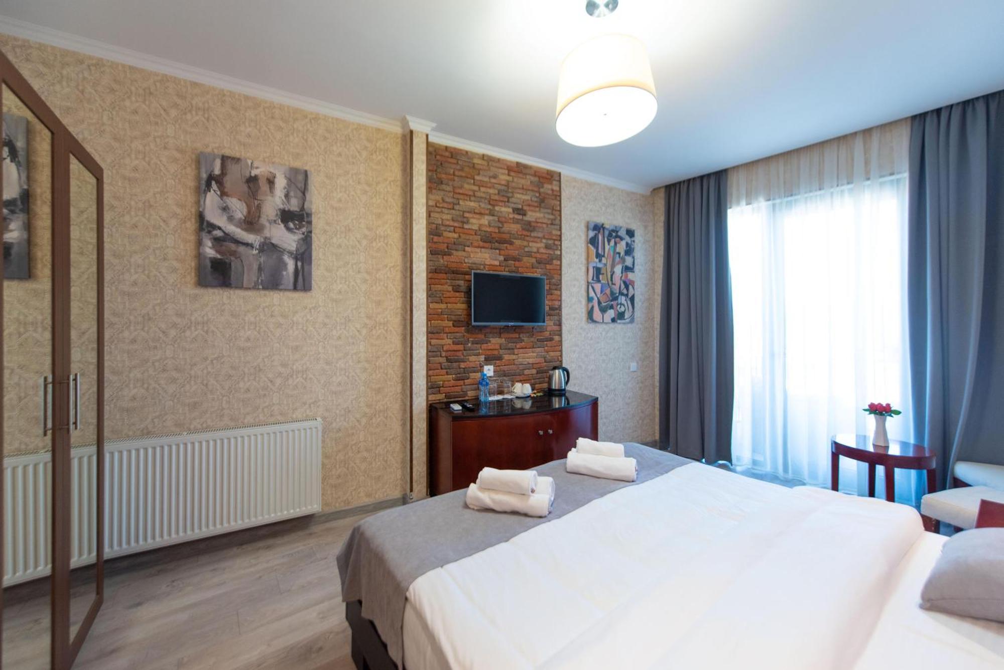 Kraveli Hotel Tbilisi Ngoại thất bức ảnh